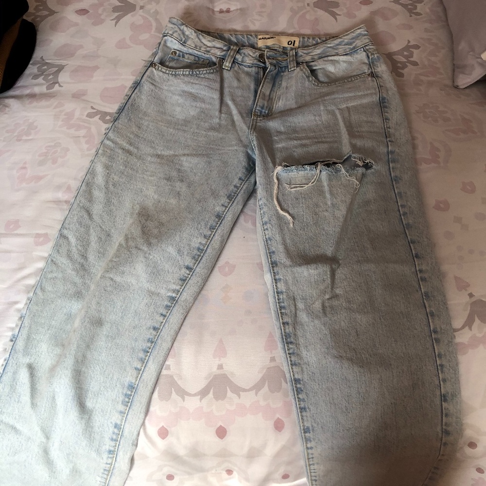 BOYFRIEND RIPPED JEANS